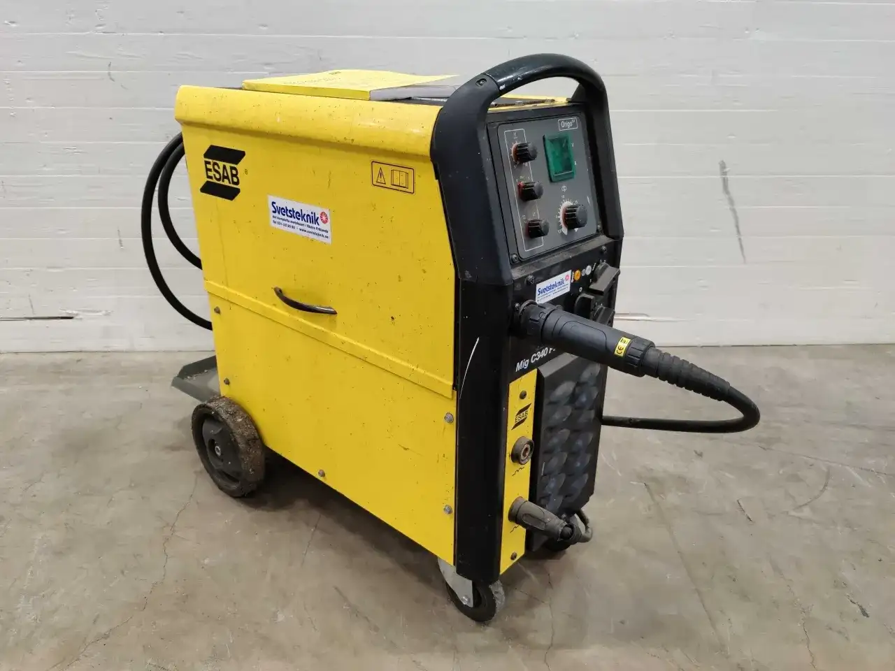 Żółta spawarka **ESAB C340 Pro** na kółkach, z panelem sterowania i uchwytem spawalniczym.