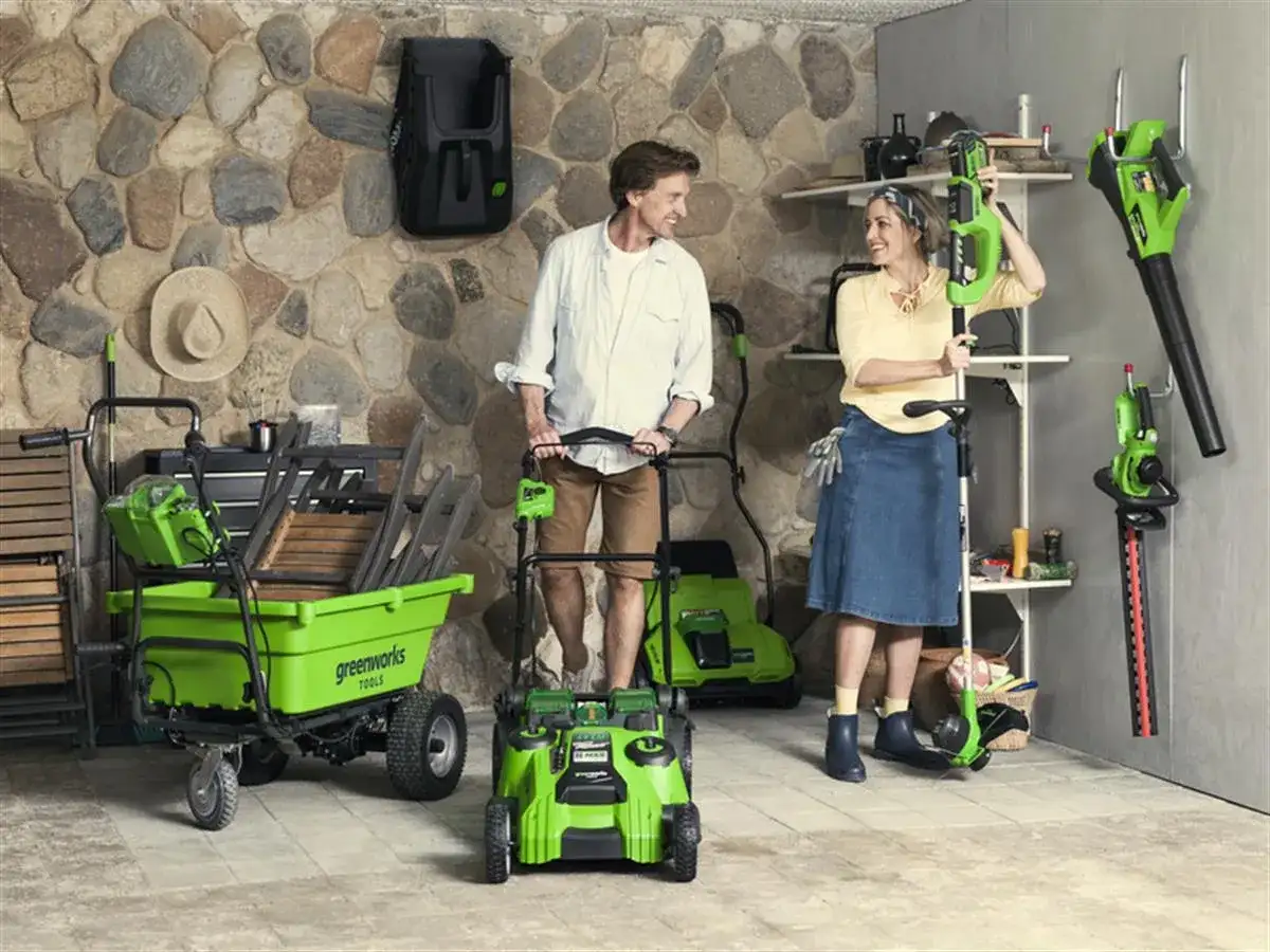 Para, która planuje prace w ogrodzie, prezentuje sprzęt Greenworks. To firma oferująca narzędzia akumulatorowe.