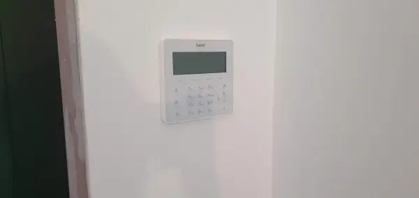 Panel alarmowy Satel z klawiaturą i wyświetlaczem, gotowy do współpracy z czujnikami magnetycznymi.