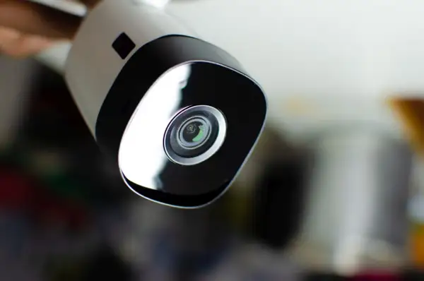 Nowoczesna kamera do monitoringu analogowego, z obiektywem w centrum czarnej ramki.