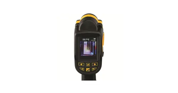 Kamera termowizyjna DeWalt z ekranem pokazującym korytarz w podczerwieni.